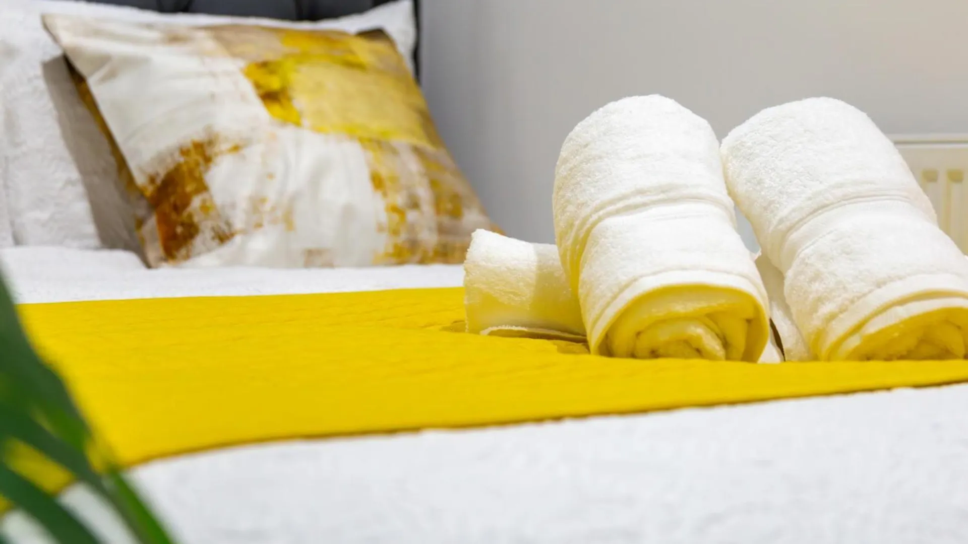 Stylish 2 Bedroom Haven In Zone 2-15 Mins To Central London- Garden & Parking Available! 5 Beds-Sleeps 6 People- Instant Book & Self Check-In! Save 20 Percent On Stays Of 7 Nights Or More ! 0*, London
