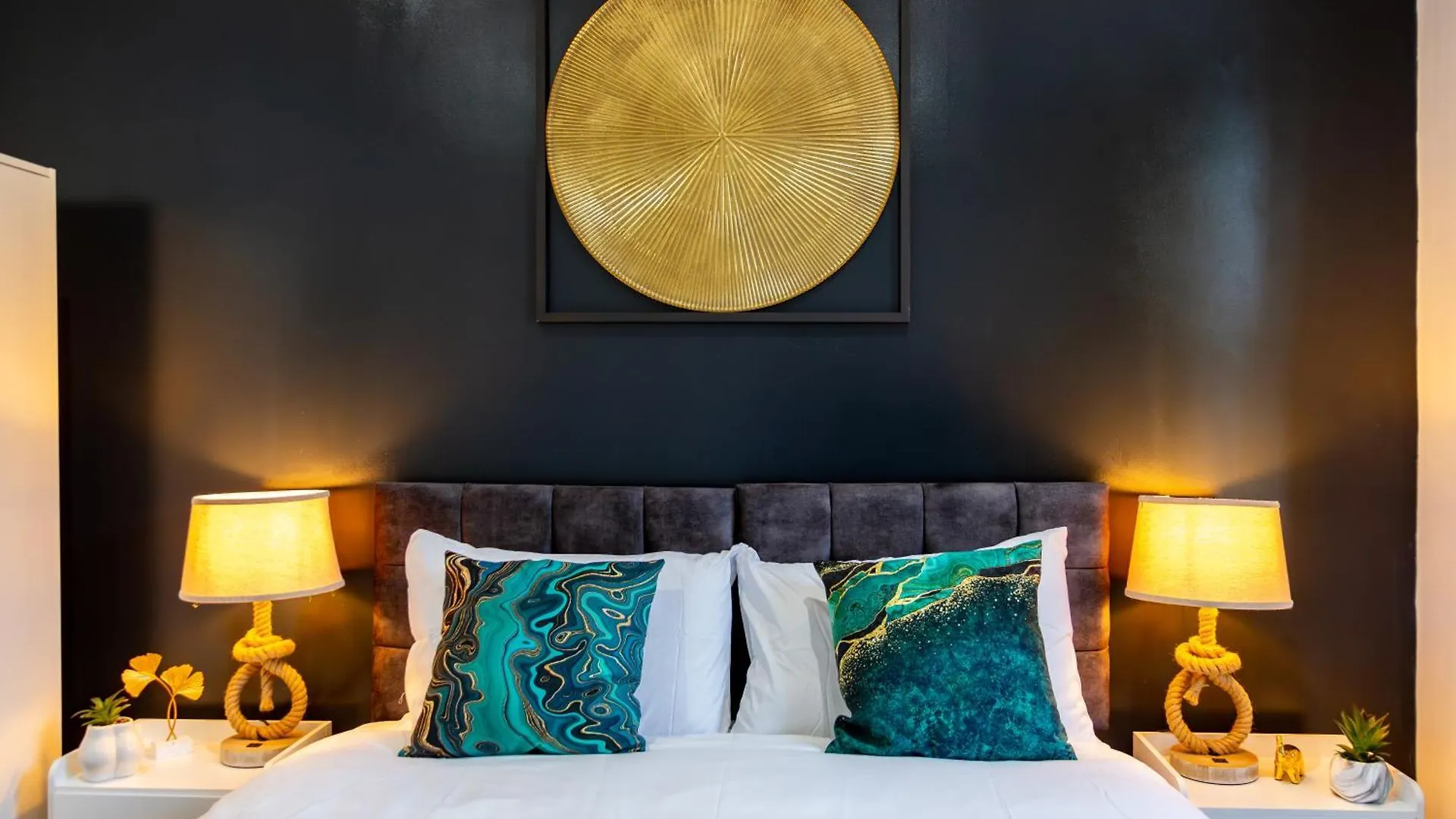 Stylish 2 Bedroom Haven In Zone 2-15 Mins To Central London- Garden & Parking Available! 5 Beds-Sleeps 6 People- Instant Book & Self Check-In! Save 20 Percent On Stays Of 7 Nights Or More ! Apartment London