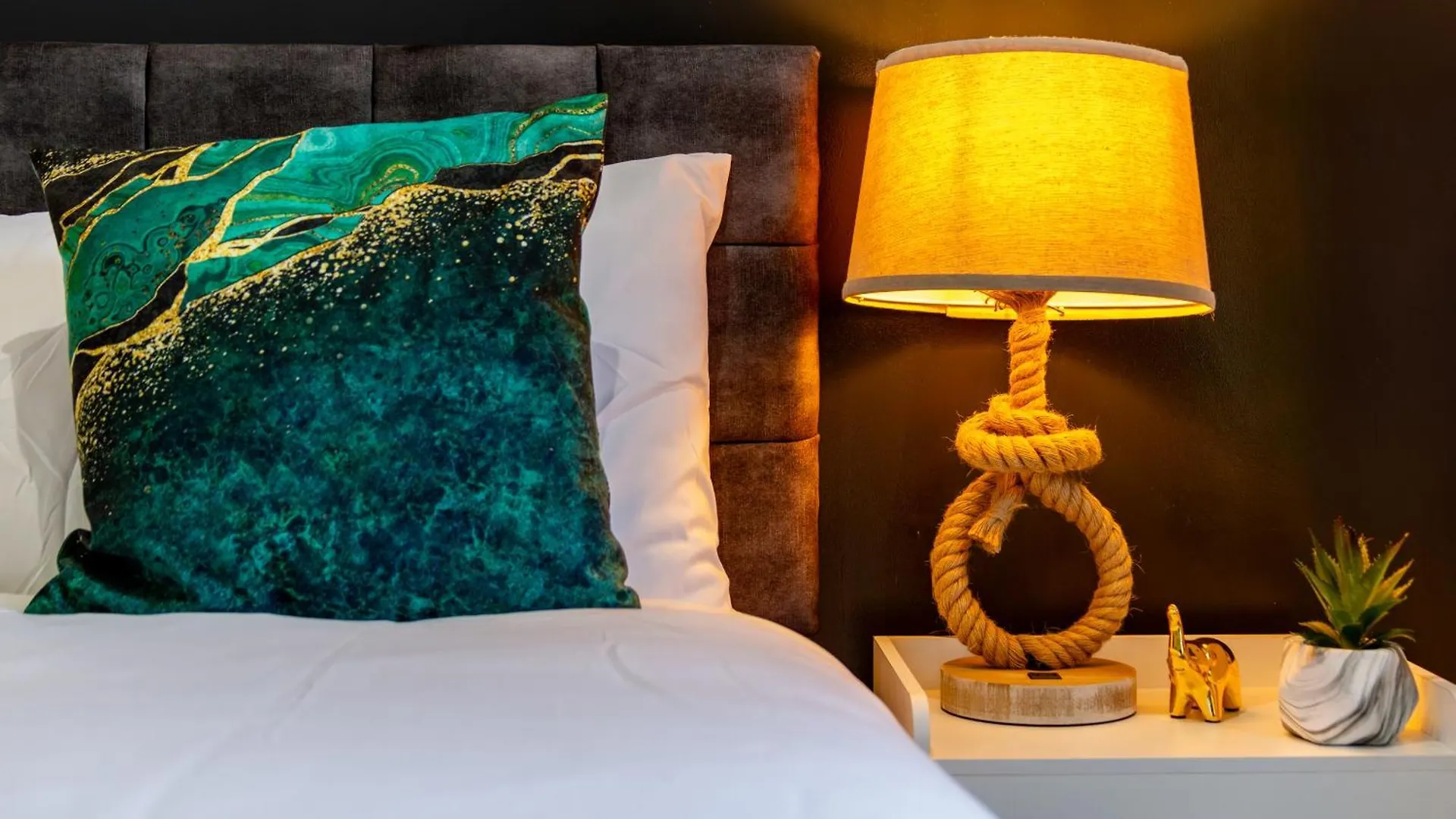 Apartment Stylish 2 Bedroom Haven In Zone 2-15 Mins To Central London- Garden & Parking Available! 5 Beds-Sleeps 6 People- Instant Book & Self Check-In! Save 20 Percent On Stays Of 7 Nights Or More ! United Kingdom