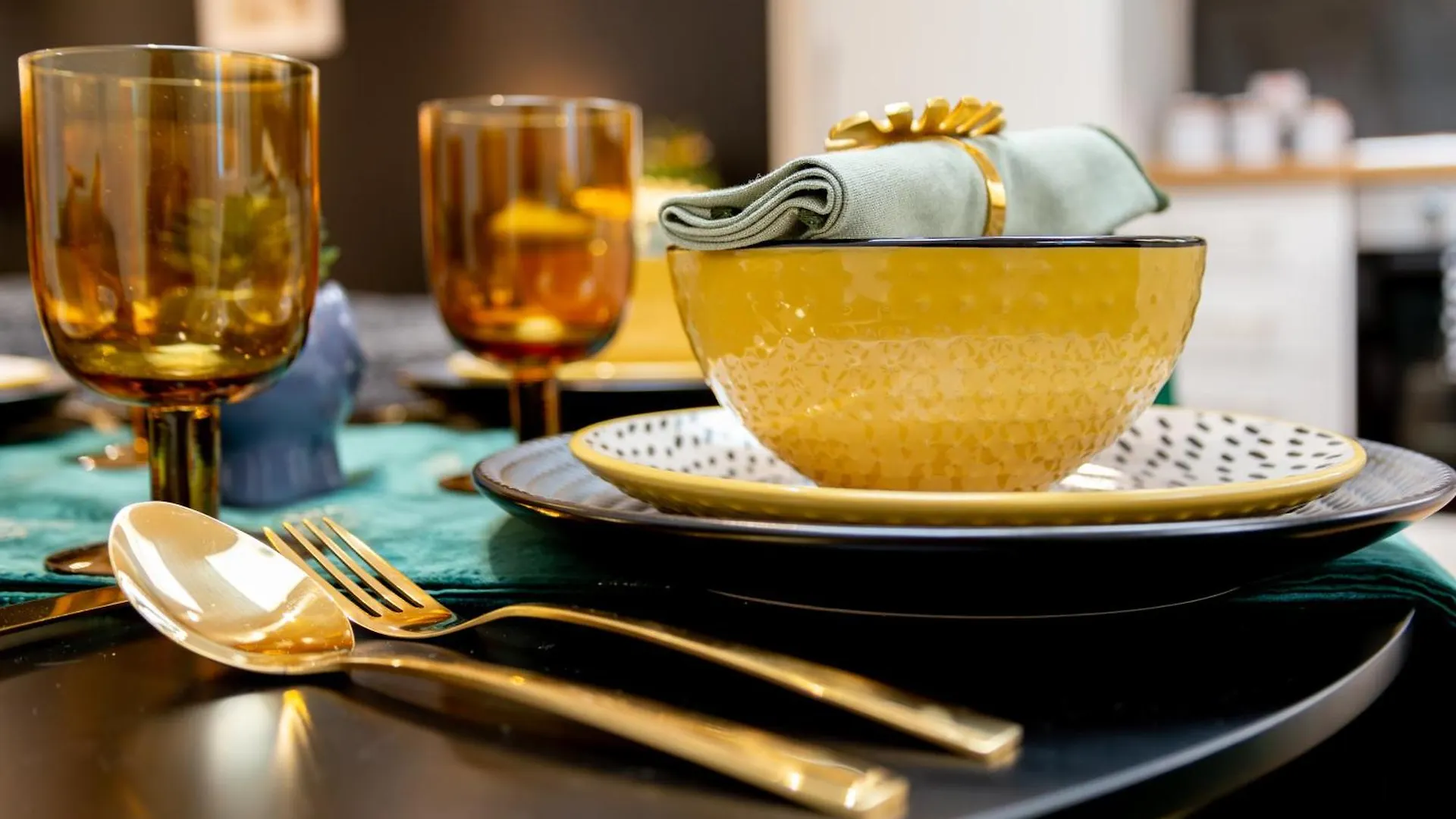 Apartment Stylish 2 Bedroom Haven In Zone 2-15 Mins To Central London- Garden & Parking Available! 5 Beds-Sleeps 6 People- Instant Book & Self Check-In! Save 20 Percent On Stays Of 7 Nights Or More ! United Kingdom