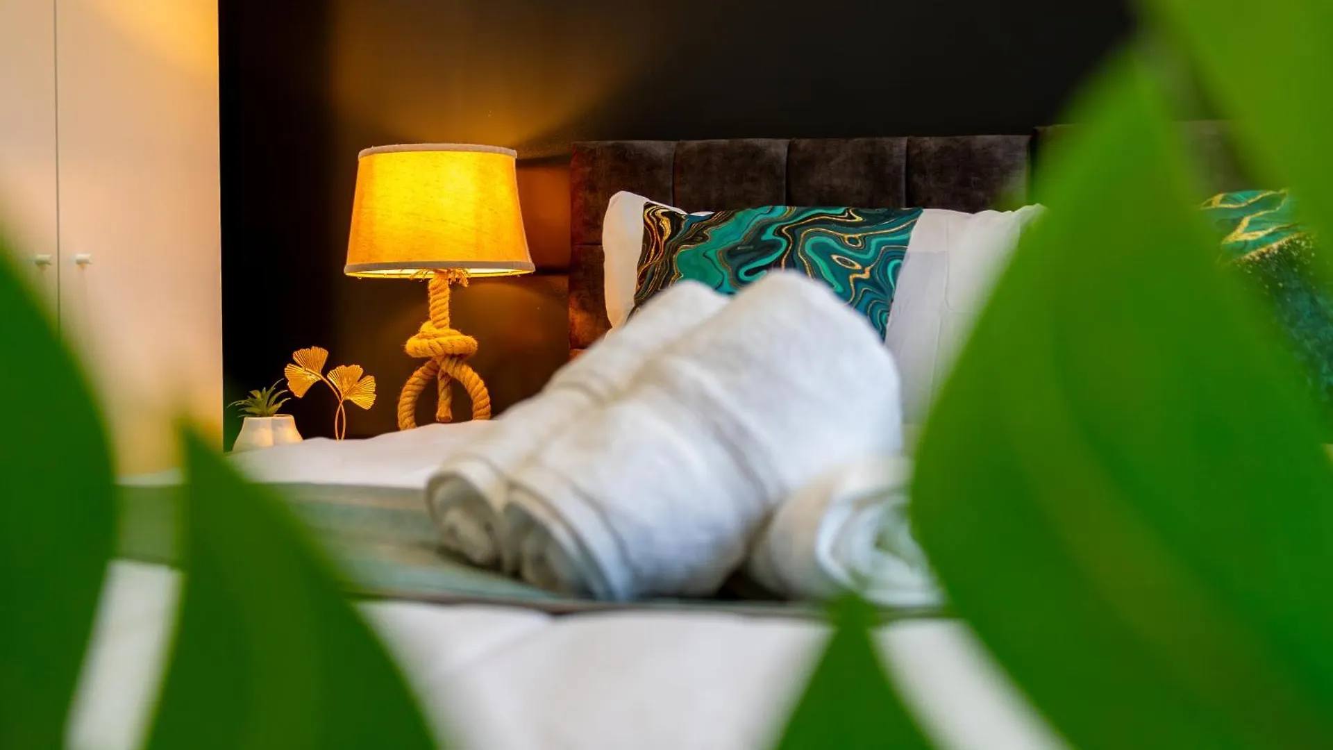 Stylish 2 Bedroom Haven In Zone 2-15 Mins To Central London- Garden & Parking Available! 5 Beds-Sleeps 6 People- Instant Book & Self Check-In! Save 20 Percent On Stays Of 7 Nights Or More ! 0*, London United Kingdom