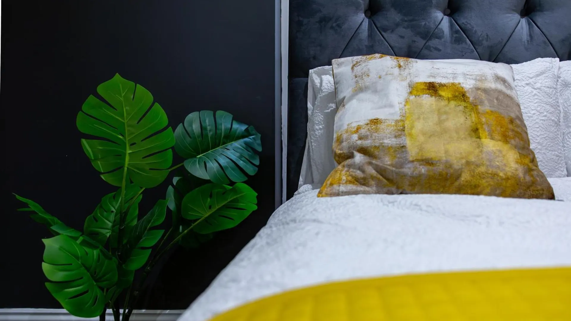 Stylish 2 Bedroom Haven In Zone 2-15 Mins To Central London- Garden & Parking Available! 5 Beds-Sleeps 6 People- Instant Book & Self Check-In! Save 20 Percent On Stays Of 7 Nights Or More ! London