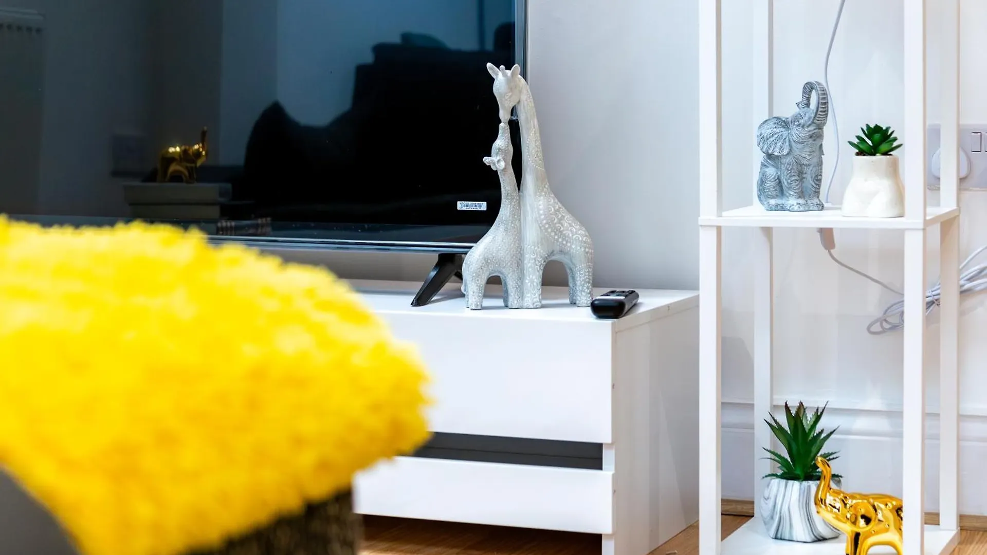 Stylish 2 Bedroom Haven In Zone 2-15 Mins To Central London- Garden & Parking Available! 5 Beds-Sleeps 6 People- Instant Book & Self Check-In! Save 20 Percent On Stays Of 7 Nights Or More !