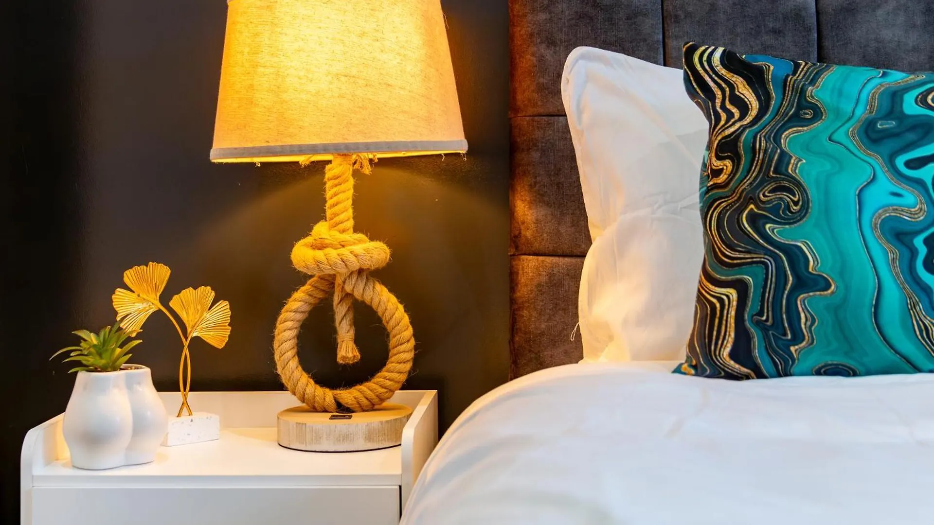 Stylish 2 Bedroom Haven In Zone 2-15 Mins To Central London- Garden & Parking Available! 5 Beds-Sleeps 6 People- Instant Book & Self Check-In! Save 20 Percent On Stays Of 7 Nights Or More ! 0*, London United Kingdom