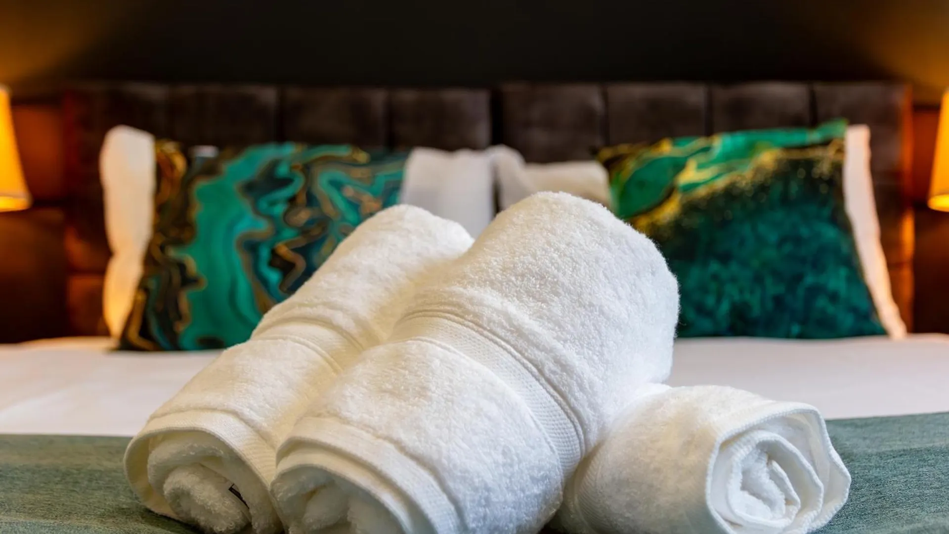 Apartment Stylish 2 Bedroom Haven In Zone 2-15 Mins To Central London- Garden & Parking Available! 5 Beds-Sleeps 6 People- Instant Book & Self Check-In! Save 20 Percent On Stays Of 7 Nights Or More !