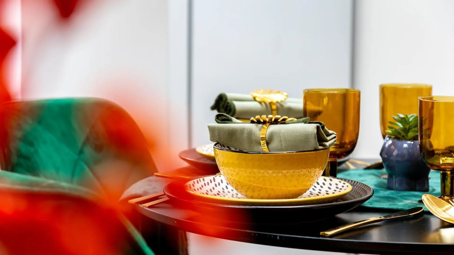 Stylish 2 Bedroom Haven In Zone 2-15 Mins To Central London- Garden & Parking Available! 5 Beds-Sleeps 6 People- Instant Book & Self Check-In! Save 20 Percent On Stays Of 7 Nights Or More !