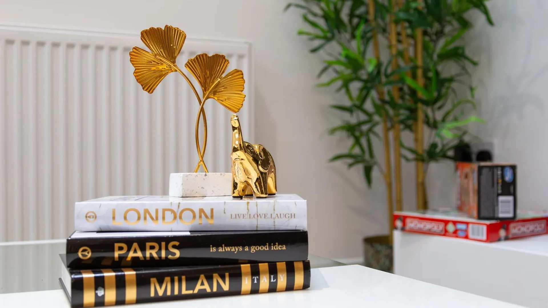 Stylish 2 Bedroom Haven In Zone 2-15 Mins To Central London- Garden & Parking Available! 5 Beds-Sleeps 6 People- Instant Book & Self Check-In! Save 20 Percent On Stays Of 7 Nights Or More ! Apartment London