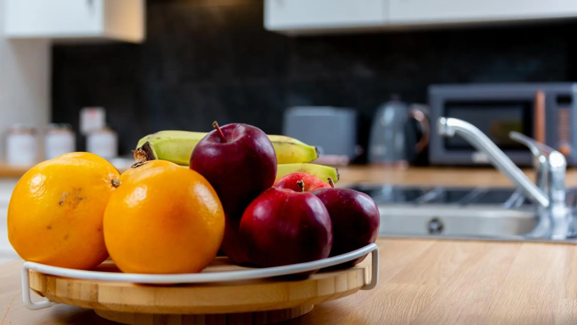 Stylish 2 Bedroom Haven In Zone 2-15 Mins To Central London- Garden & Parking Available! 5 Beds-Sleeps 6 People- Instant Book & Self Check-In! Save 20 Percent On Stays Of 7 Nights Or More ! 0*, London