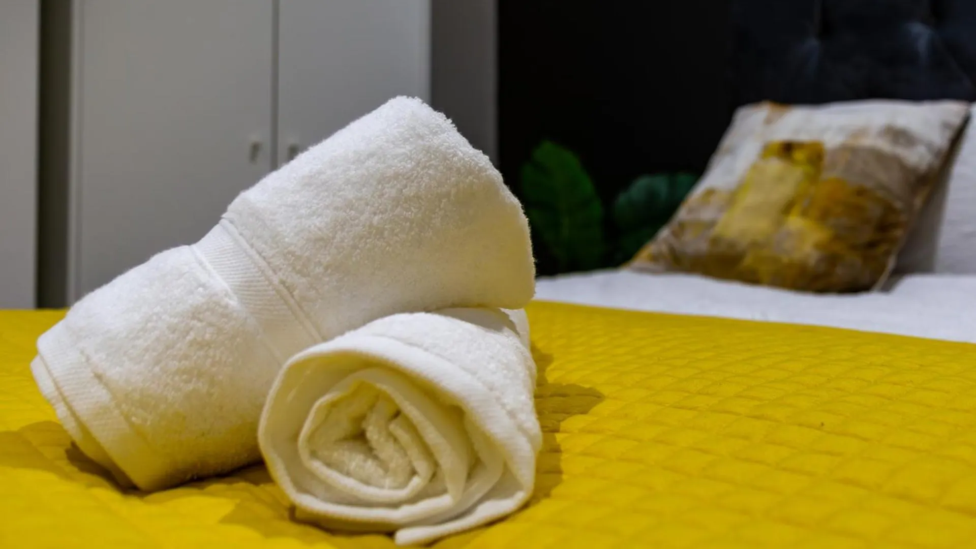 Stylish 2 Bedroom Haven In Zone 2-15 Mins To Central London- Garden & Parking Available! 5 Beds-Sleeps 6 People- Instant Book & Self Check-In! Save 20 Percent On Stays Of 7 Nights Or More ! Apartment