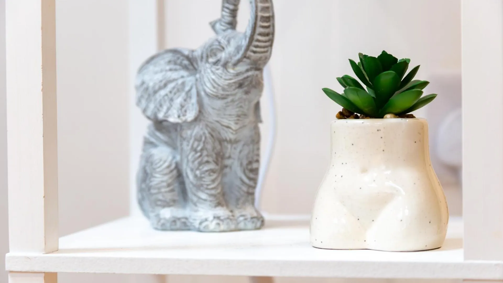 Stylish 2 Bedroom Haven In Zone 2-15 Mins To Central London- Garden & Parking Available! 5 Beds-Sleeps 6 People- Instant Book & Self Check-In! Save 20 Percent On Stays Of 7 Nights Or More ! Apartment London